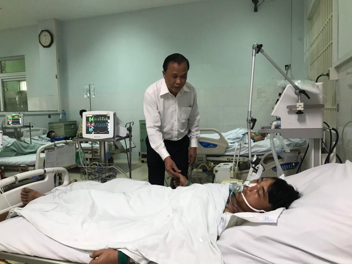 Tiến sĩ Mai Văn Mười đến thăm bệnh nhân ngộ độc thực phẩm đang điều trị.
