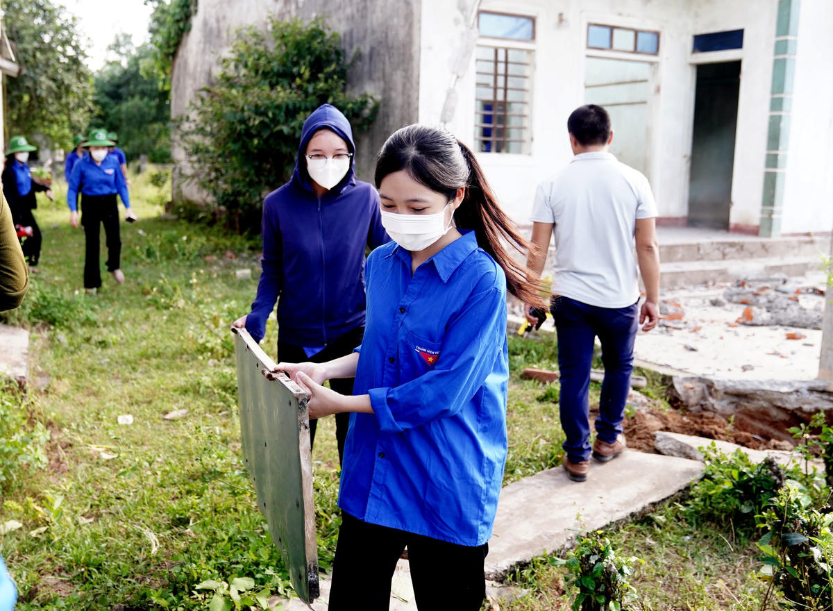 ...đoàn thanh niên và liên đoàn lao động để hỗ trợ các hộ dân thôn Hưng Tân, xã Cẩm Hưng di dời, bàn giao mặt bằng dự án.