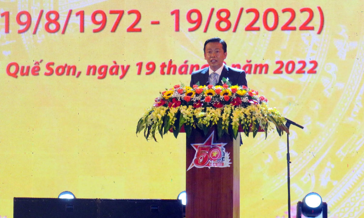 Ông Đinh Nguyên Vũ, Bí thư Huyện ủy Quế Sơn đọc diễn văn tại Lễ kỷ niệm.