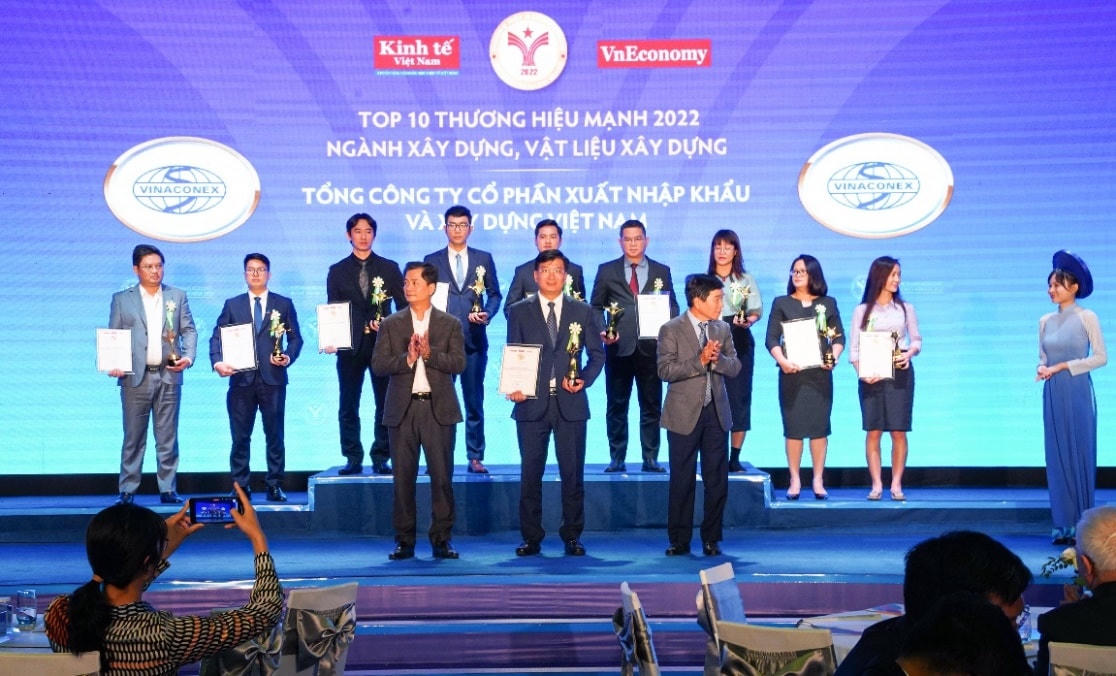 Đại diện Tổng công ty CP Vinaconex vinh dự đón nhận Giải thưởng.