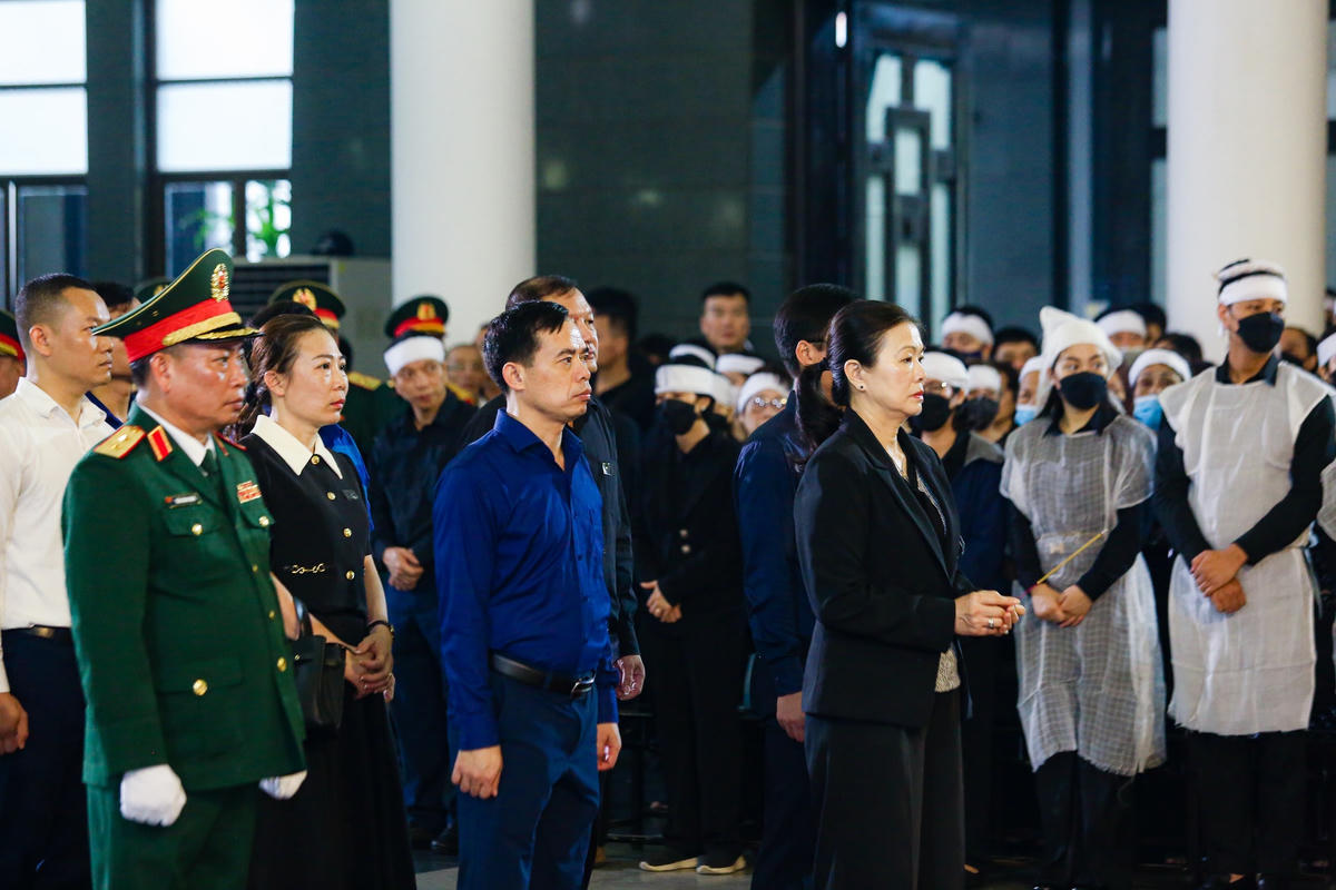 Đoàn UBTƯ MTTQ Việt Nam do bà Trương Thị Ngọc Ánh, Phó Chủ tịch UBTƯ MTTQ Việt Nam, làm trưởng đoàn vào viếng.