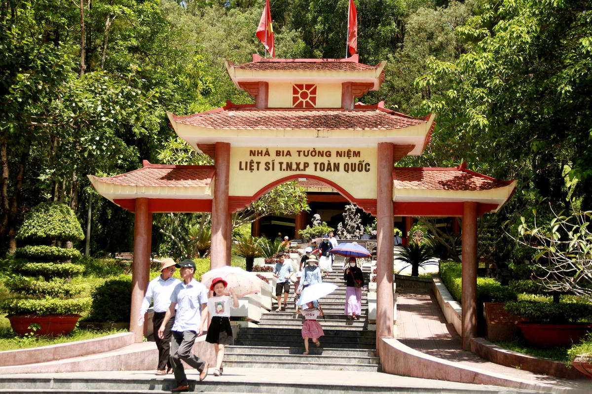 Hàng vạn du khách trở về Khu di tích lịch sử Ngã ba Đồng Lộc để dâng lên những bông hoa tươi thắm.