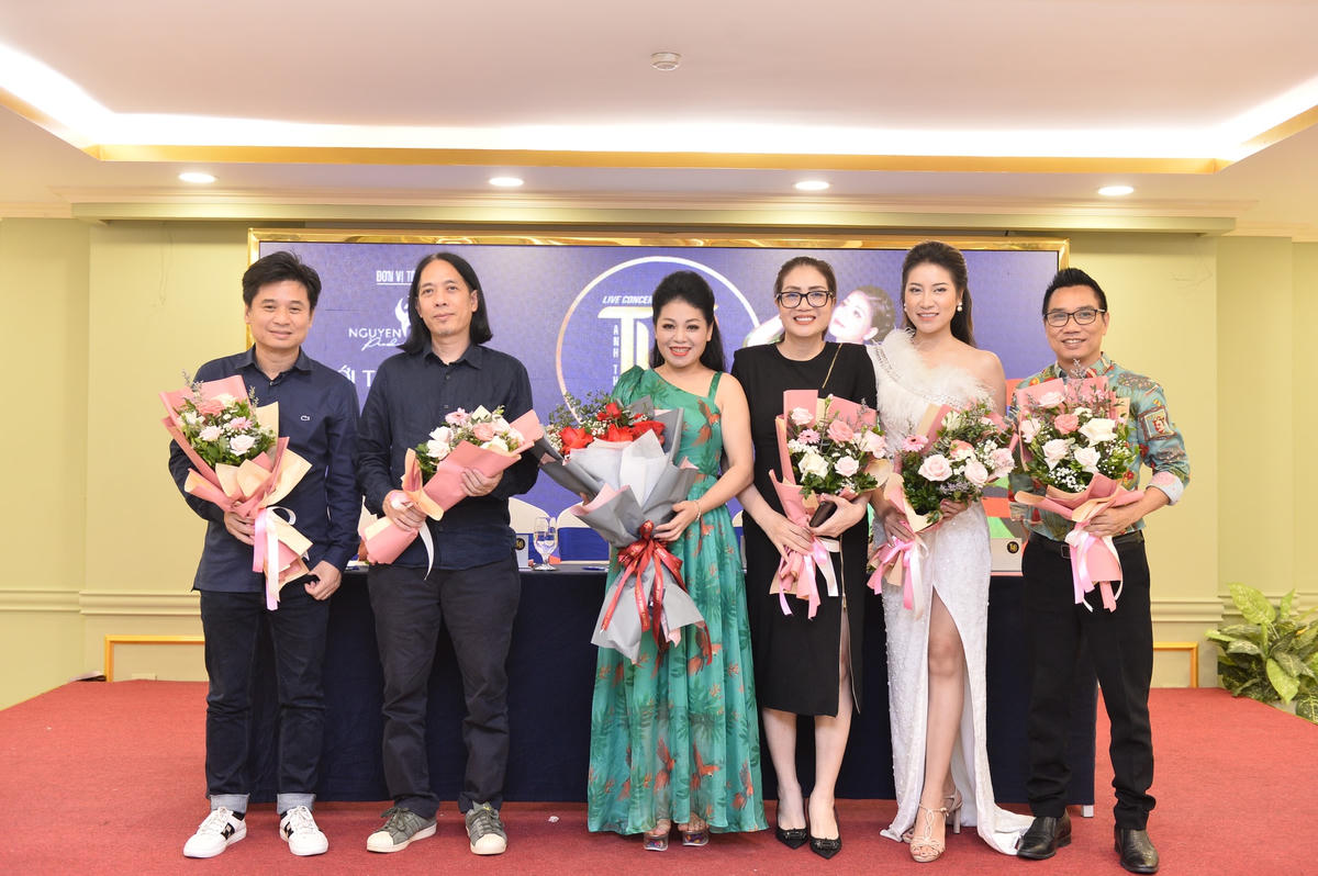 Thay vì mời Trọng Tấn - người từng cùng Anh Thơ thể hiện thành công nhiều ca khúc, lần này, nữ ca sĩ lựa chọn nghệ sĩ Tấn Minh.