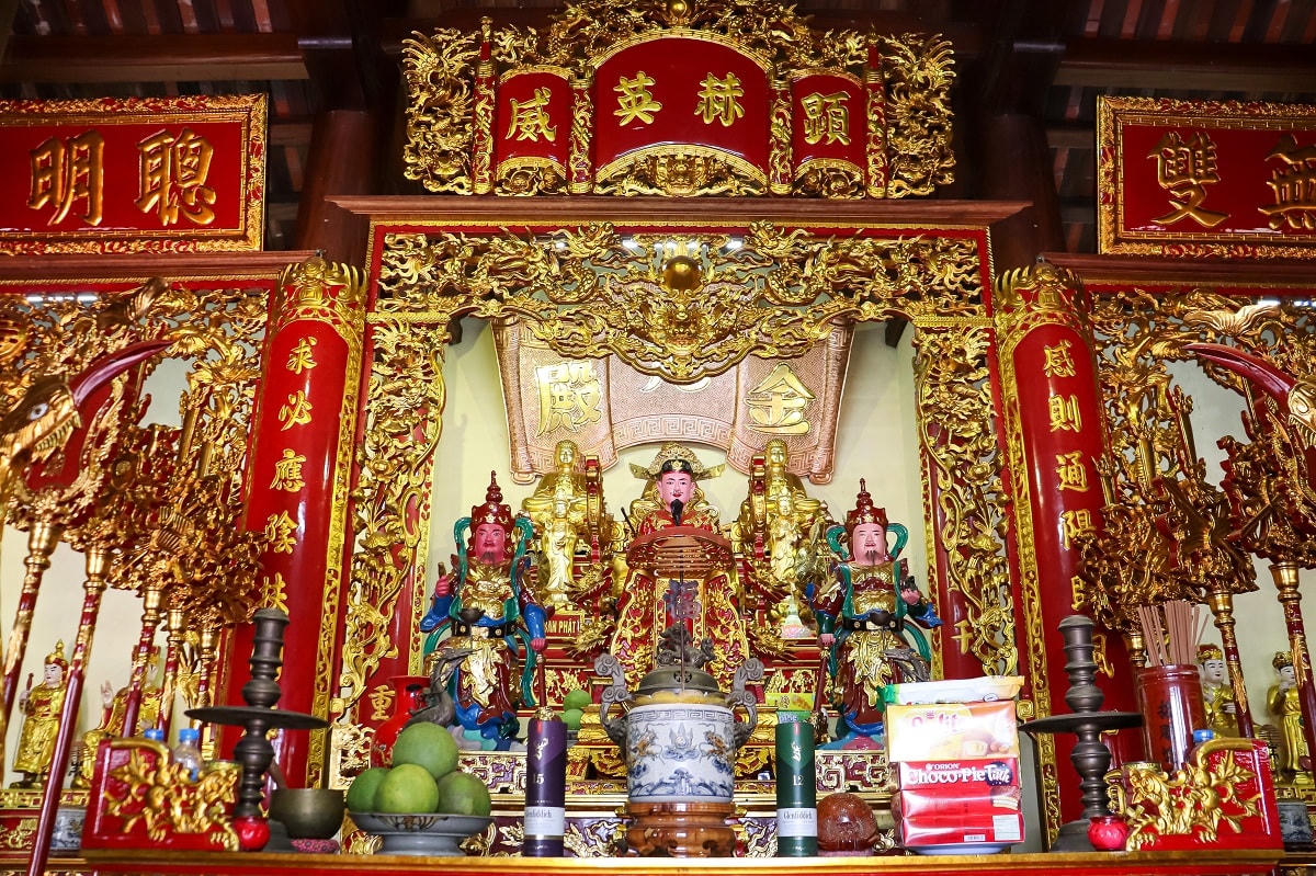Nội thất ở gian chính thờ tượng Phật được sắp xếp toát lên vẻ cổ kính, trang nghiêm.