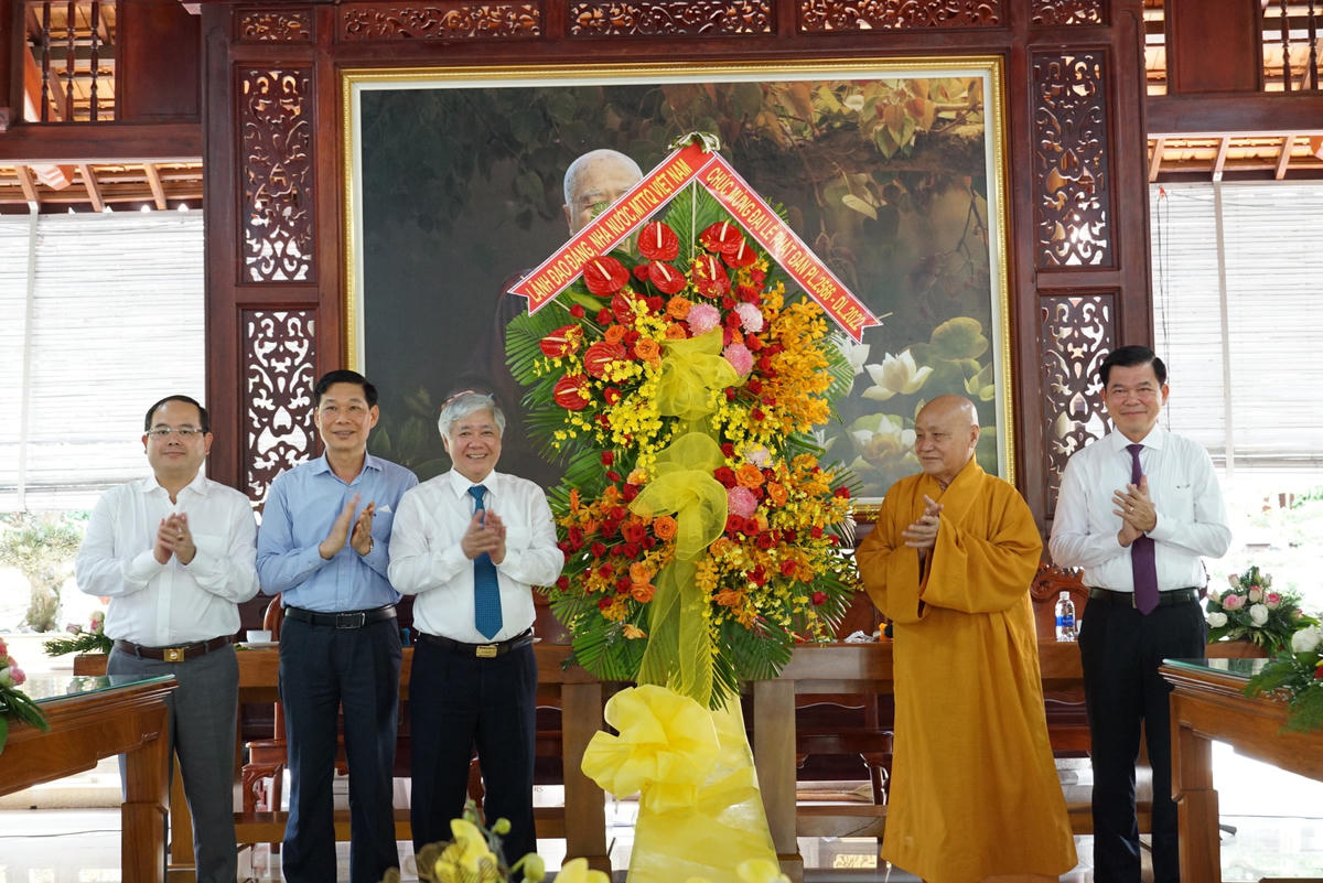 Chủ tịch Đỗ Văn Chiến tặng hoa chúc mừng. 