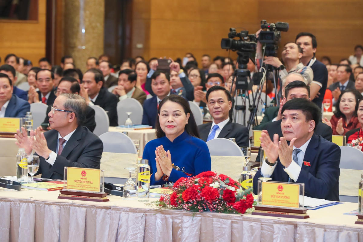 Ủy viên Trung ương Đảng, Phó Chủ tịch – Tổng Thư ký UBTƯ MTTQ Việt Nam Nguyễn Thị Thu Hà cùng các đại biểu tham dự Đại hội. Ảnh: Quang Vinh.