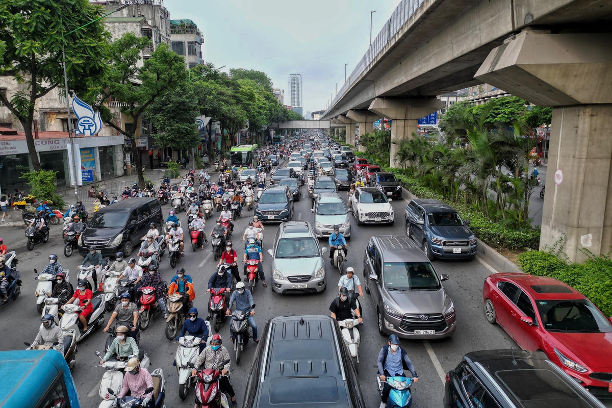 Ngày đầu làm việc sau kỳ nghỉ lễ giao thông Hà Nội ùn tắc cục bộ 