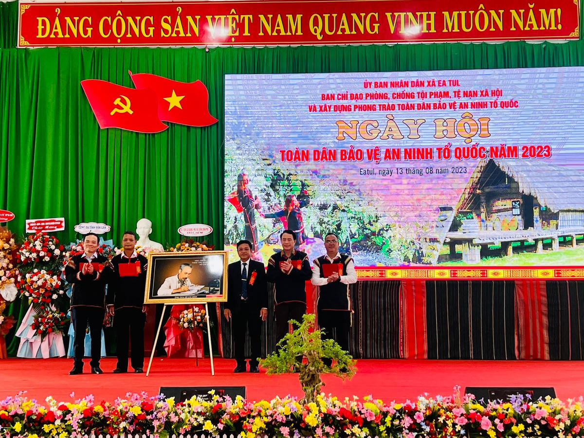 Phó Thủ tướng Trần Lưu Quang tặng quà lưu niệm cho cấp ủy, chính quyền địa phương xã Ea Tul.