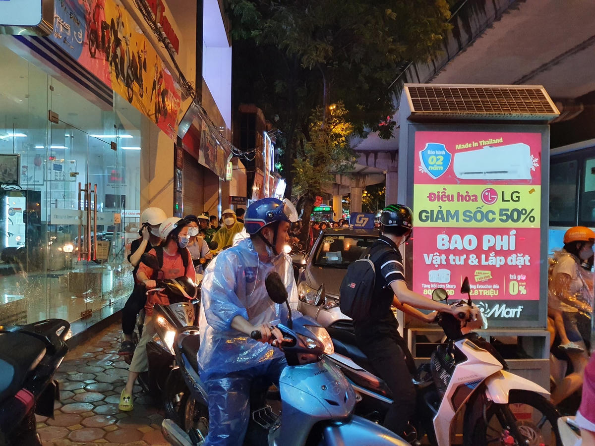 Các phương tiện leo lên vỉa hè càng khiến tình trạng ùn tắc trở nên nghiêm trọng. Trong khi quay đầu di chuyển lại đường Cầu Giấy cũng gặp cảnh tắc tương tự khiến người dân rơi vào trạng thái tiến thoái lưỡng nan.