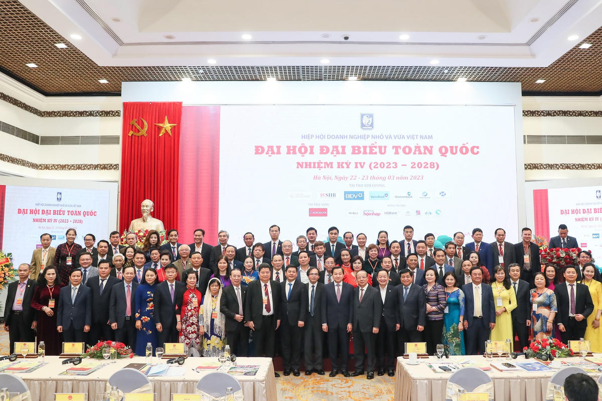 Ban Chấp hành Hiệp hội Doanh nghiệp nhỏ và vừa Việt Nam khóa IV, nhiệm kỳ 2023 – 2028 ra mắt Đại hội. Ảnh: Quang Vinh.