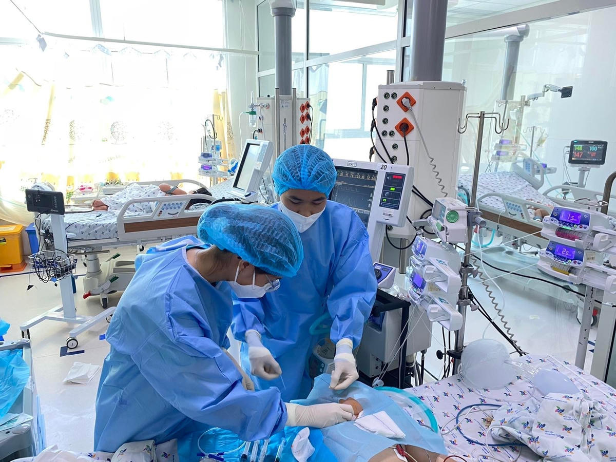 Chăm sóc bệnh nhi bị sốc sốt xuất huyết. Ảnh: Bệnh viện Nhi Đồng Thành Phố (TP HCM).