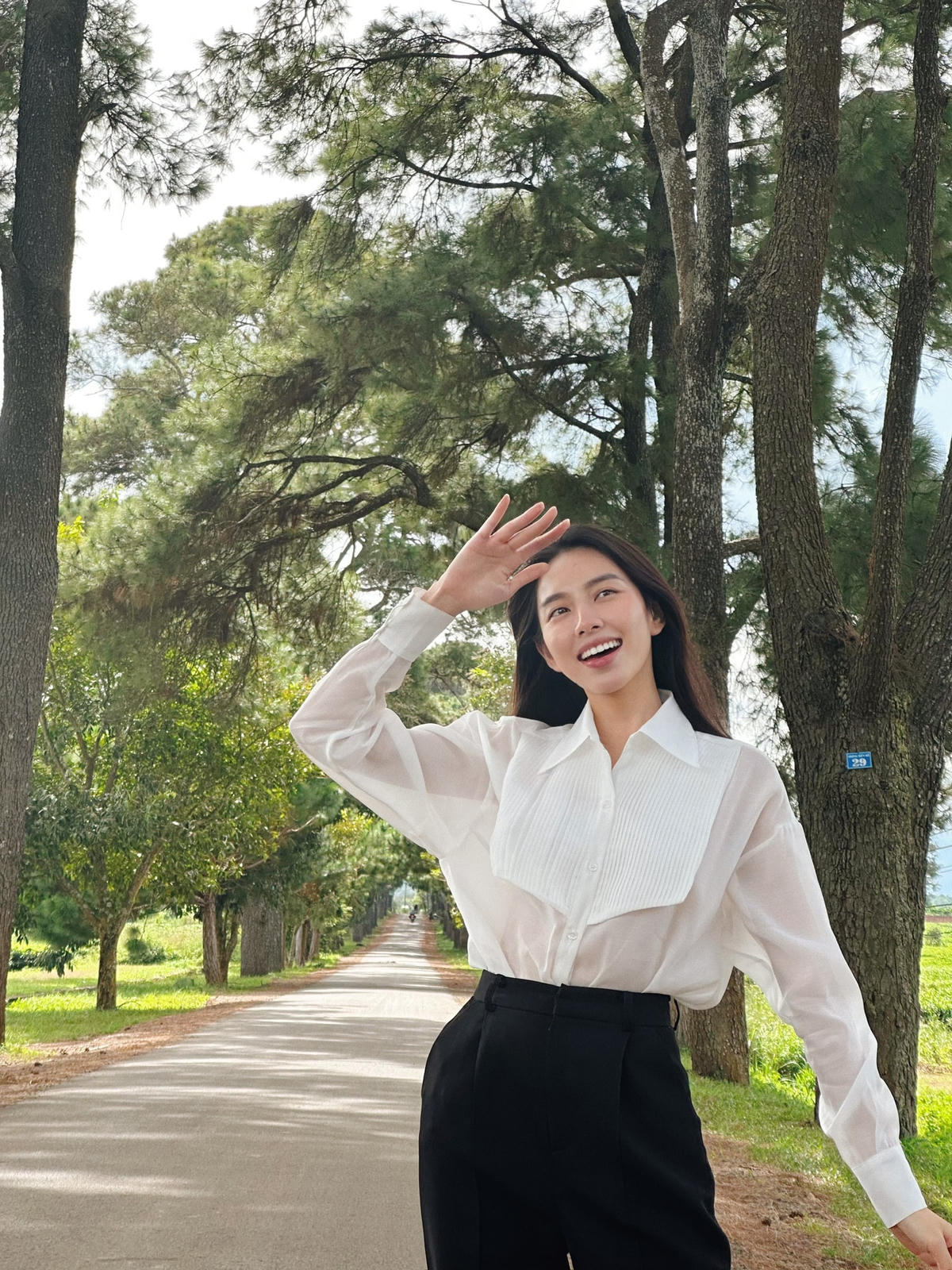 Hoa hậu Thùy Tiên tại Tây Nguyên để thực hiện dự án mang tên "Vui lên nha". 