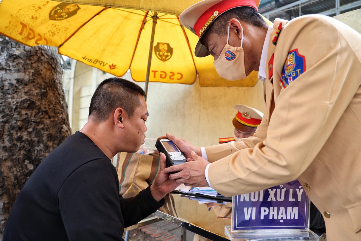 Tuy nhiên, không thể qua mắt được tổ công tác 141, vì vậy anh D. chấp hành hiệu lệnh kiểm tra nồng độ cồn.