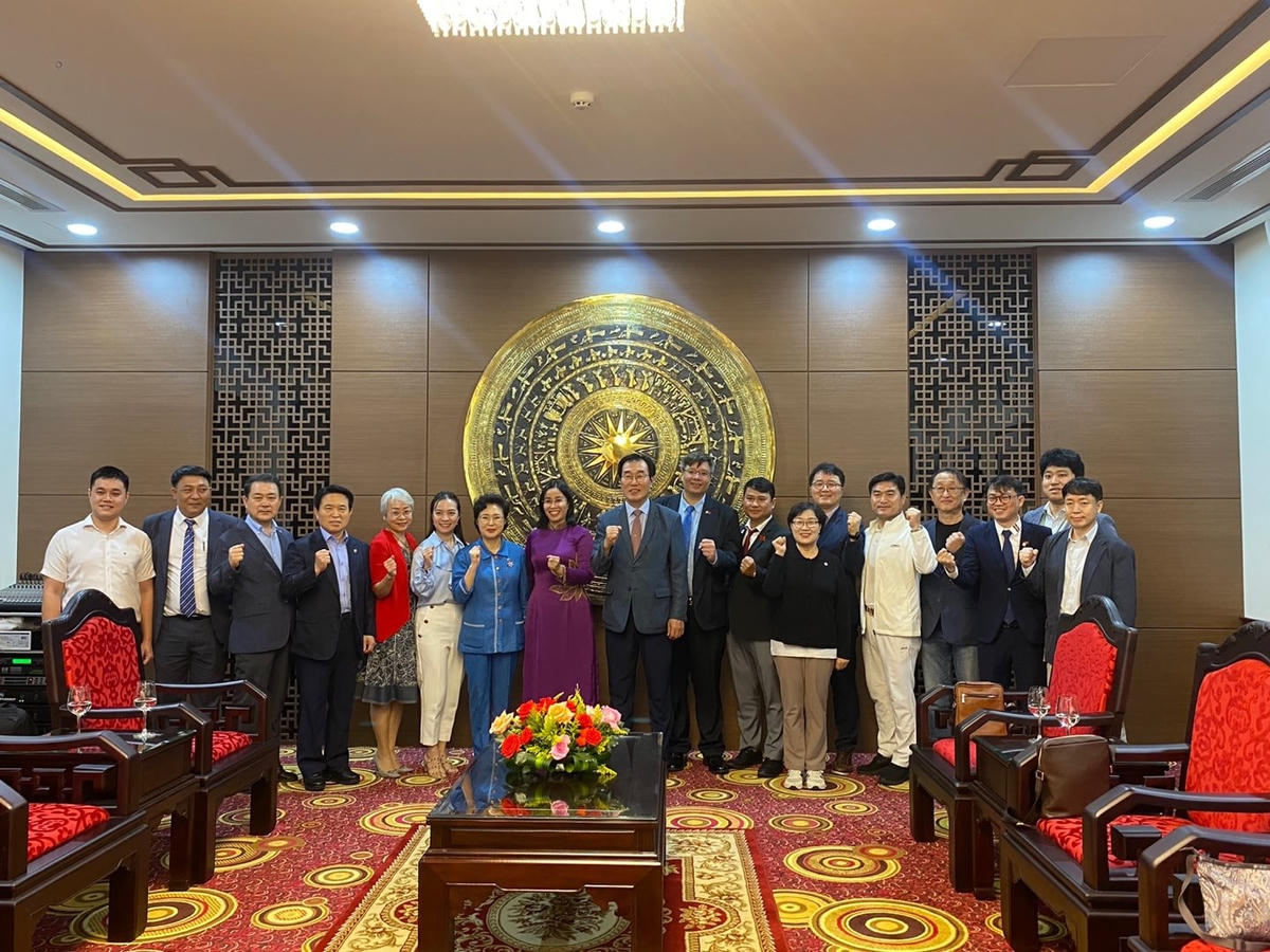 doan-cong-tac-chup-anh-luu-niem-voi-lanh-dao-hdnd-va-lanh-dao-so-ban-nganh-tp-da-nang.jpg