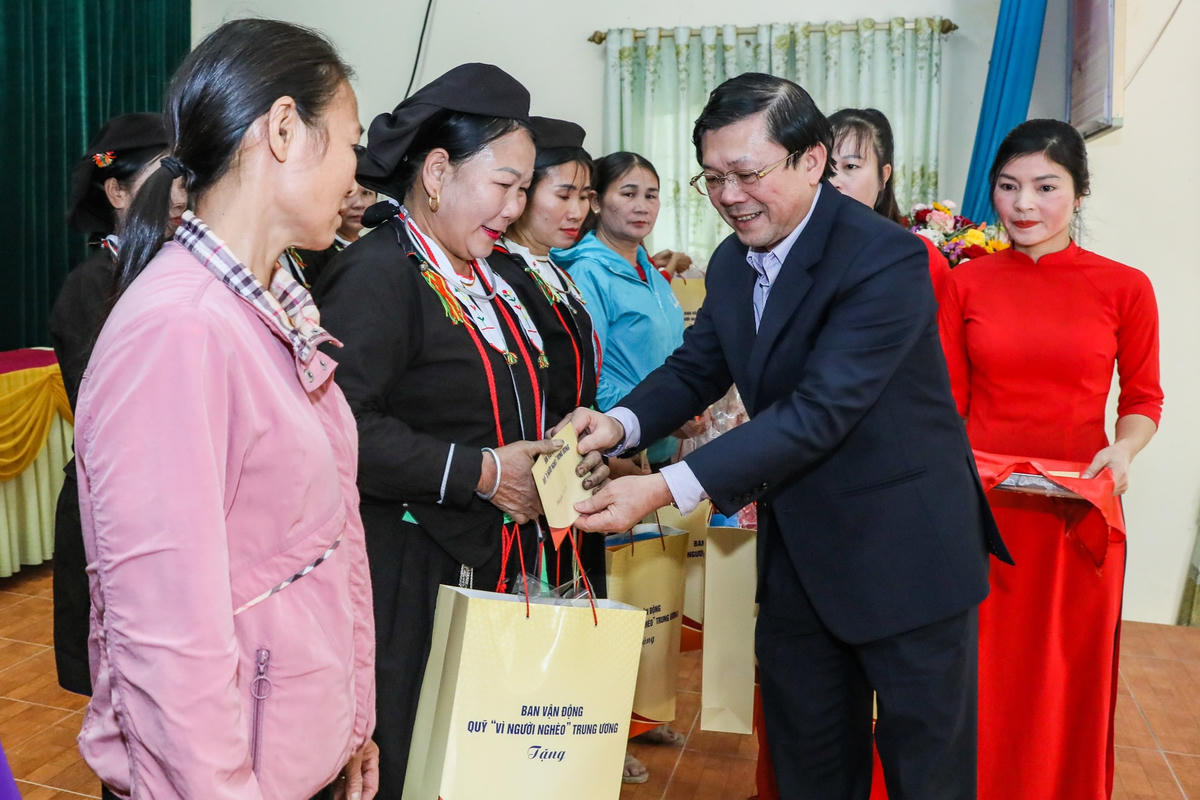 Phó Chủ tịch Nguyễn Hữu Dũng tặng quà cho hộ nghèo trên địa bàn xã Yên Dương, huyện Tam Đảo, tỉnh Vĩnh Phúc.