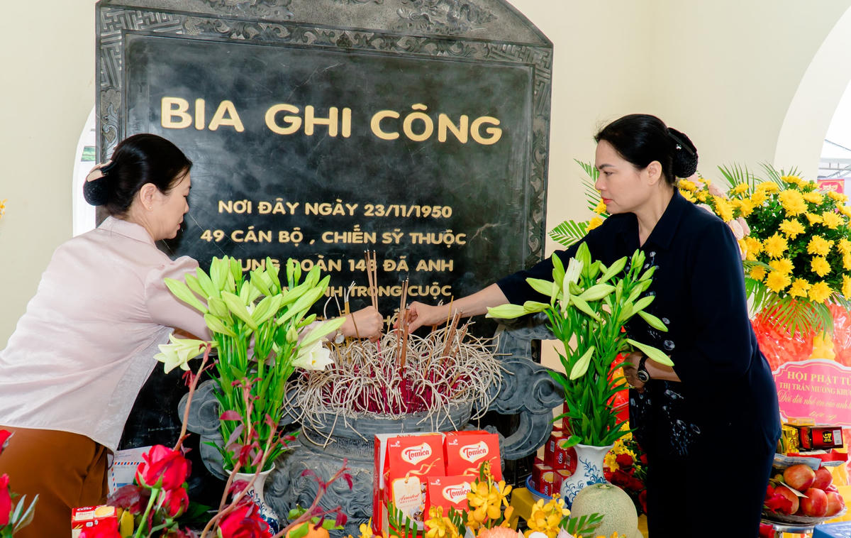 Các đại biểu thắp hương tại bia tưởng niệm.