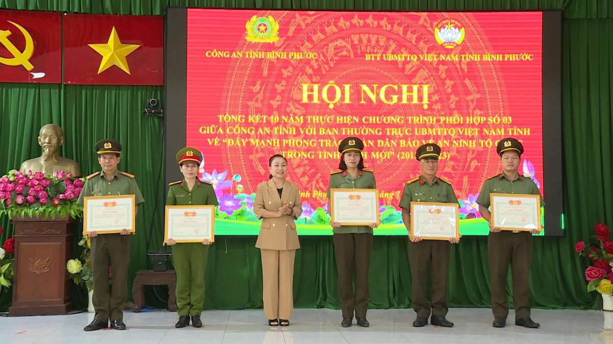 Trưởng Ban dân vận Tỉnh ủy, Chủ tịch Ủy ban MTTQ Việt Nam tỉnh Bình Phước Lê Thị Xuân Trang tặng bằng khen cho các tập thể, cá nhân có thành tính xuất sắc trong phong trào Toàn dân bảo vệ ANTQ trong tình hình mới giai đoạn 2013-2023.