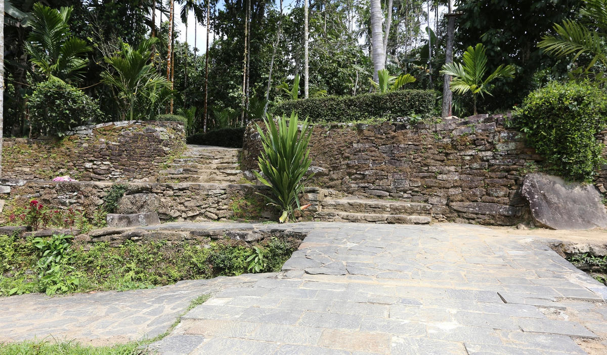 Những bức tường rào bằng đá ở làng cổ Lộc Yên.