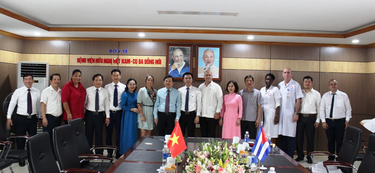 Đoàn đại biểu chụp ảnh với Ban lãnh đạo Bệnh viện Hữu nghị Cuba - Đồng Hới và chuyên gia Cuba đang công tác tại bệnh viện.