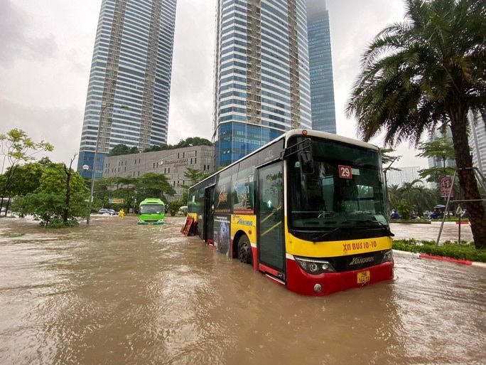 Sáng 12/8, xe buýt cũng phải “chôn chân” trong nước.