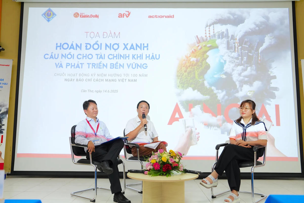 Các diễn giả chia sẻ tại Toạ đàm. Ảnh: Lại Tấn