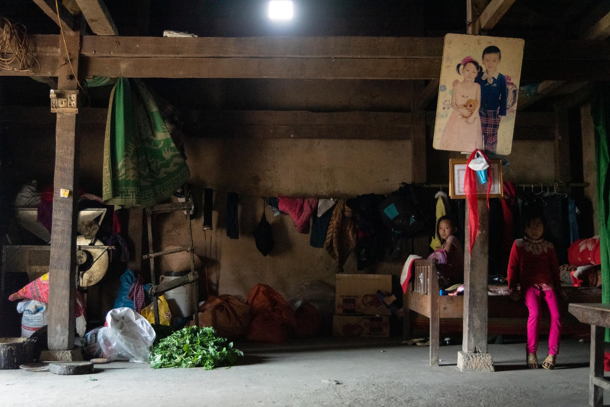 Phía trong căn nhà ba gian theo lối dân tộc Dao của Lương treo tấm ảnh của hai anh em  được trường chụp tặng lúc còn đi học tiểu học.