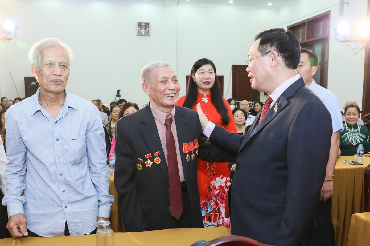 Chủ tịch Quốc hội Vương Đình Huệ gặp gỡ, trò chuyện cùng người dân tại ngày hội. Ảnh: Quang Vinh.