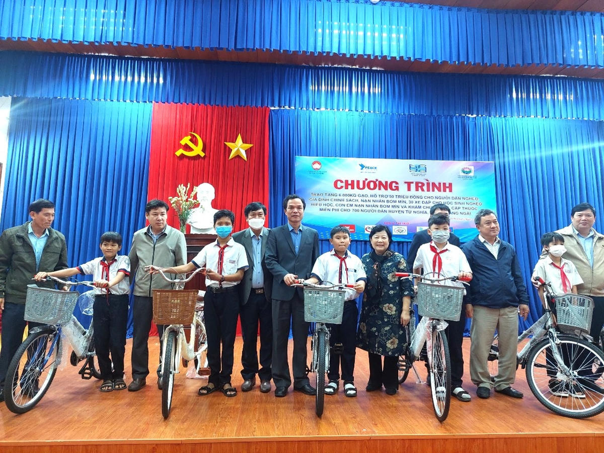 Trao tặng xe đạp cho học sinh nghèo ở huyện Tư Nghĩa.