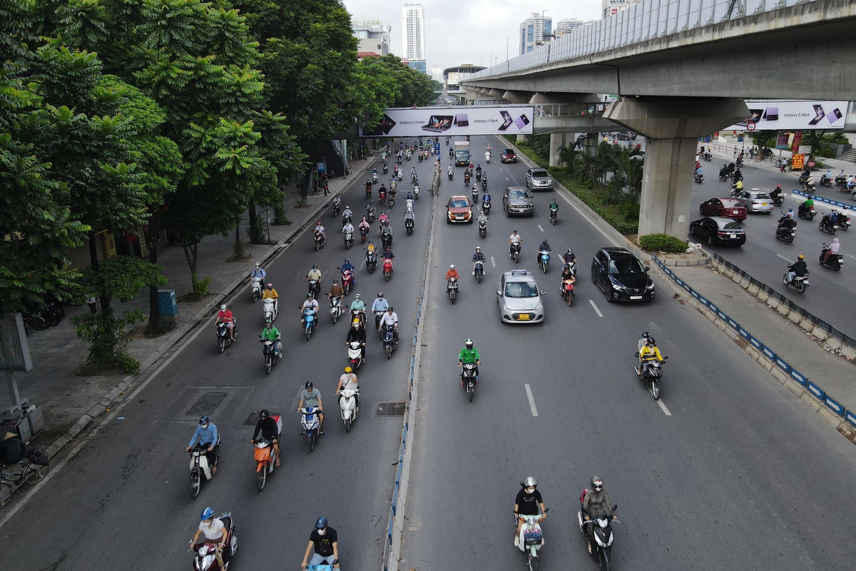 Sau khi tách làn dù đường đã thông thoáng hơn trước, nhưng tại các làn phương tiện ô tô, xe máy vẫn thường xuyên xung đột đặc biệt là vào giờ cao điểm.