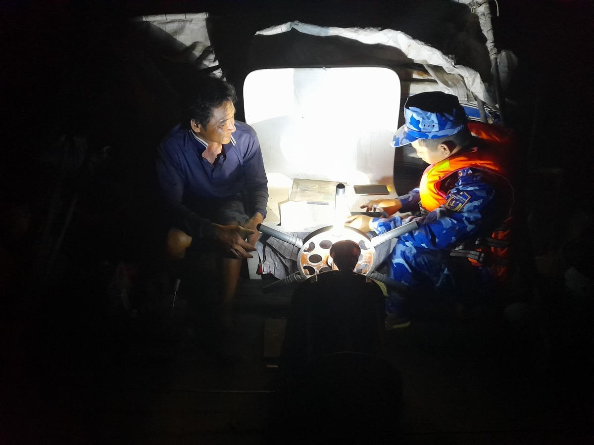 Tổ Công tác Đoàn Trinh sát số 2 làm việc với Thuyền trưởng của tàu gỗ vi phạm. (Ảnh: Hồ Lê).