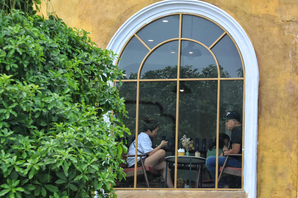 Quán cà phê mới mở tại ga tàu Long Biên hút khách tới check-in  