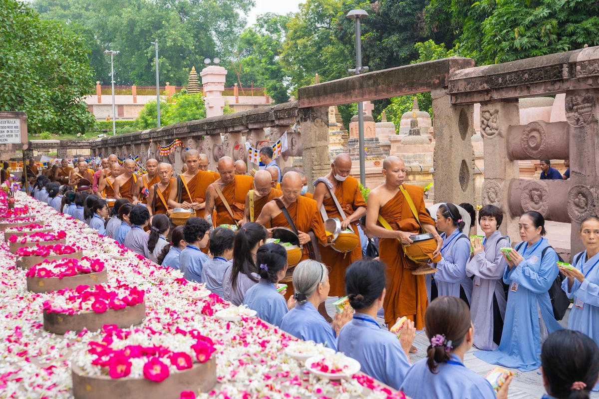 Các Phật tử Chùa Ba Vàng thành kính cúng dường chư Tăng tại Bồ đề đạo tràng.