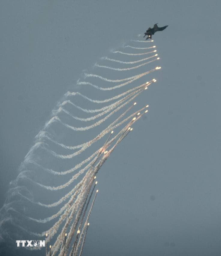 Màn trình diễn phun bẫy nhiệt của máy bay tiêm kích Su-30MK2 trên bầu trời Thành phố Hồ Chí Minh. (Ảnh: TTXVN)