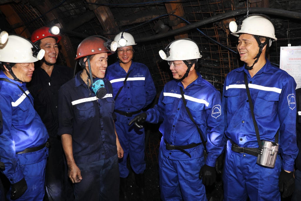 Chủ tịch UBND tỉnh Quảng Ninh Cao Tường Huy trò chuyện động viên cán bộ, công nhân Công ty CP Than Mông Dương. Ảnh: Đỗ Phương.