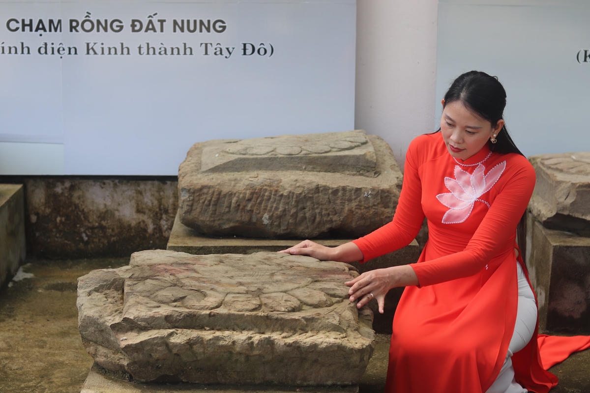 Hiện tại, nơi đây hiện có nhiều di vật bằng đá được tìm thấy trong những lần khai quật. Chúng chủ yếu là đá chân tảng có kích cỡ khác nhau, họa tiết hình đài sen - cánh sen.  Ảnh: Đình Minh 