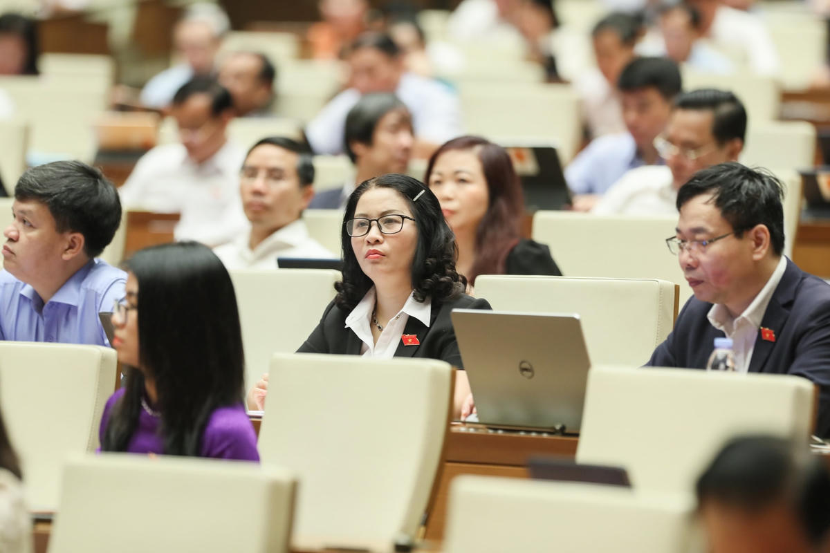 Các ĐBQH tập trung lắng nghe các ý kiến để phát biểu tại phiên thảo luận quan trọng nhất của kỳ họp  (Ảnh: Quang Vinh).