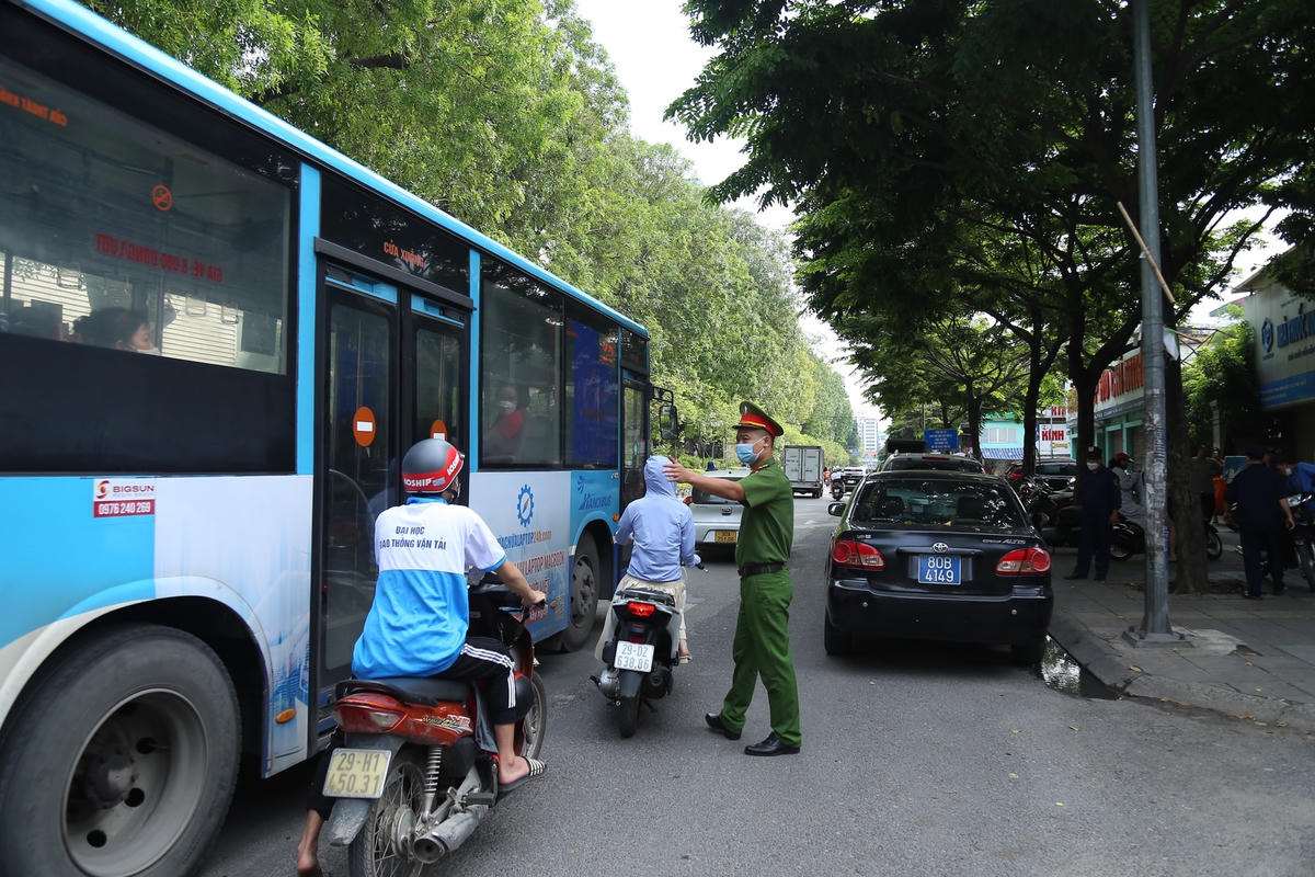Cảnh sát đảm bảo an ninh trật tự quanh cổng ra vào trụ sở Bộ Y tế.