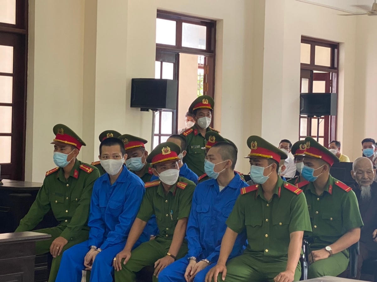 Các bị cáo tại phiên tòa sáng ngày 30/6