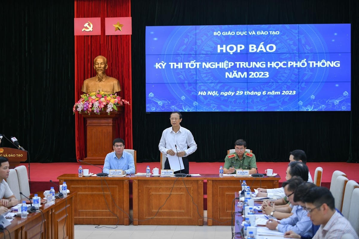 Thứ trưởng Bộ GDĐT Phạm Ngọc Thưởng, Trưởng Ban Chỉ đạo cấp quốc gia Kỳ thi tốt nghiệp THPT năm 2023 chủ trì họp báo.