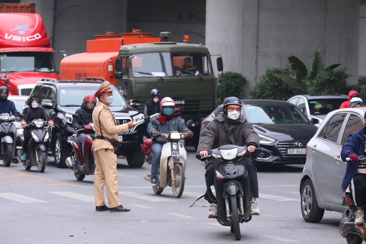 Tại khu vực trước cửa ra vào các bến xe, lực lượng chức năng có mặt để hướng dẫn phương tiện quay đầu, giảm ùn tắc. Lượng người đến bến xe để về quê tăng nhẹ so với ngày thường.