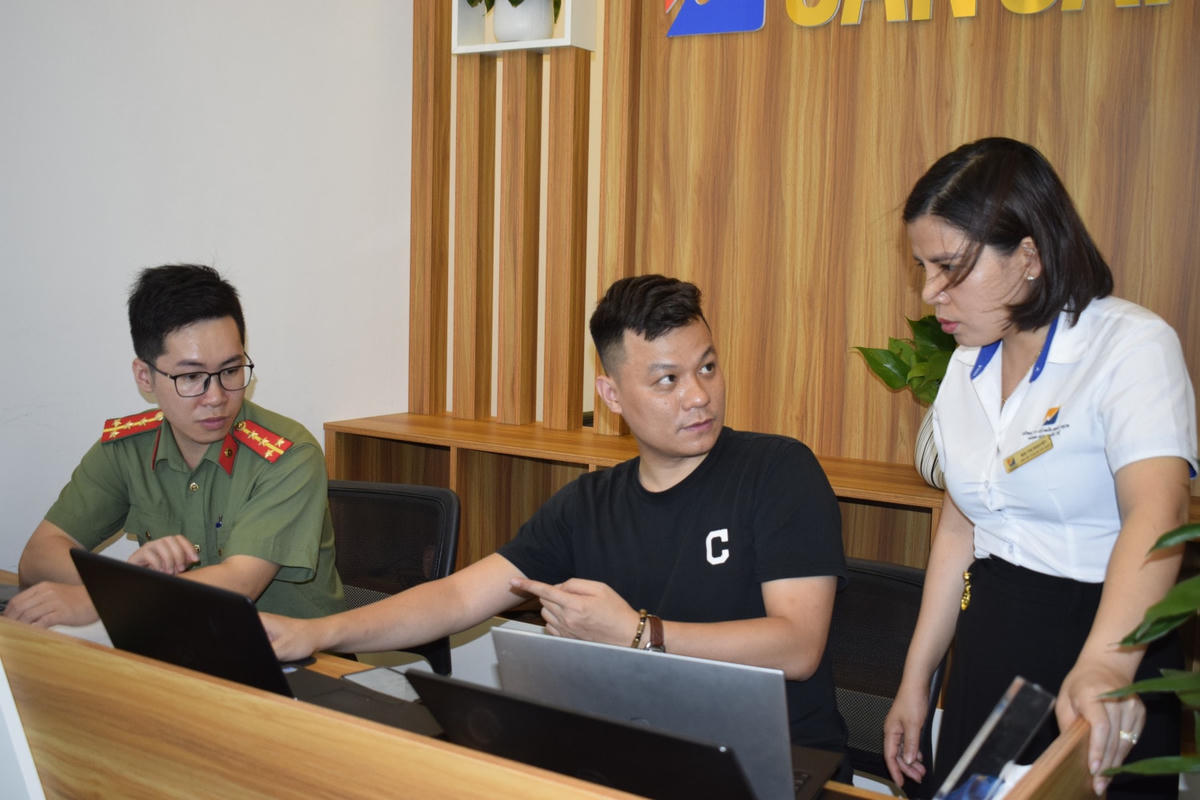 Khai thác dữ liệu trên máy tính của đối tượng tại văn phòng chi nhánh Quảng Ninh. Ảnh: Công an Quảng Ninh