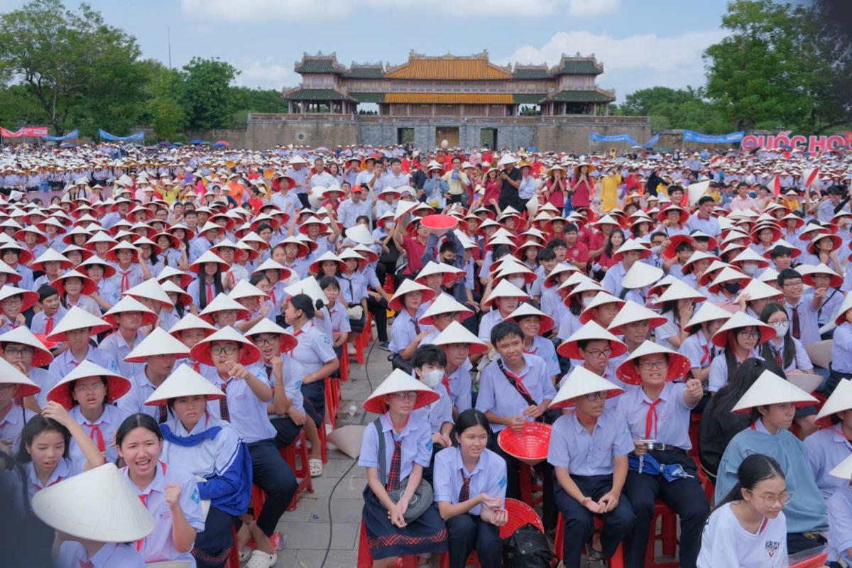 Từ sáng sớm, rất đông người dân, học sinh có mặt tại Quảng trường Ngọ Môn để cổ vũ cho Phú Đức. Ảnh: N.Q.