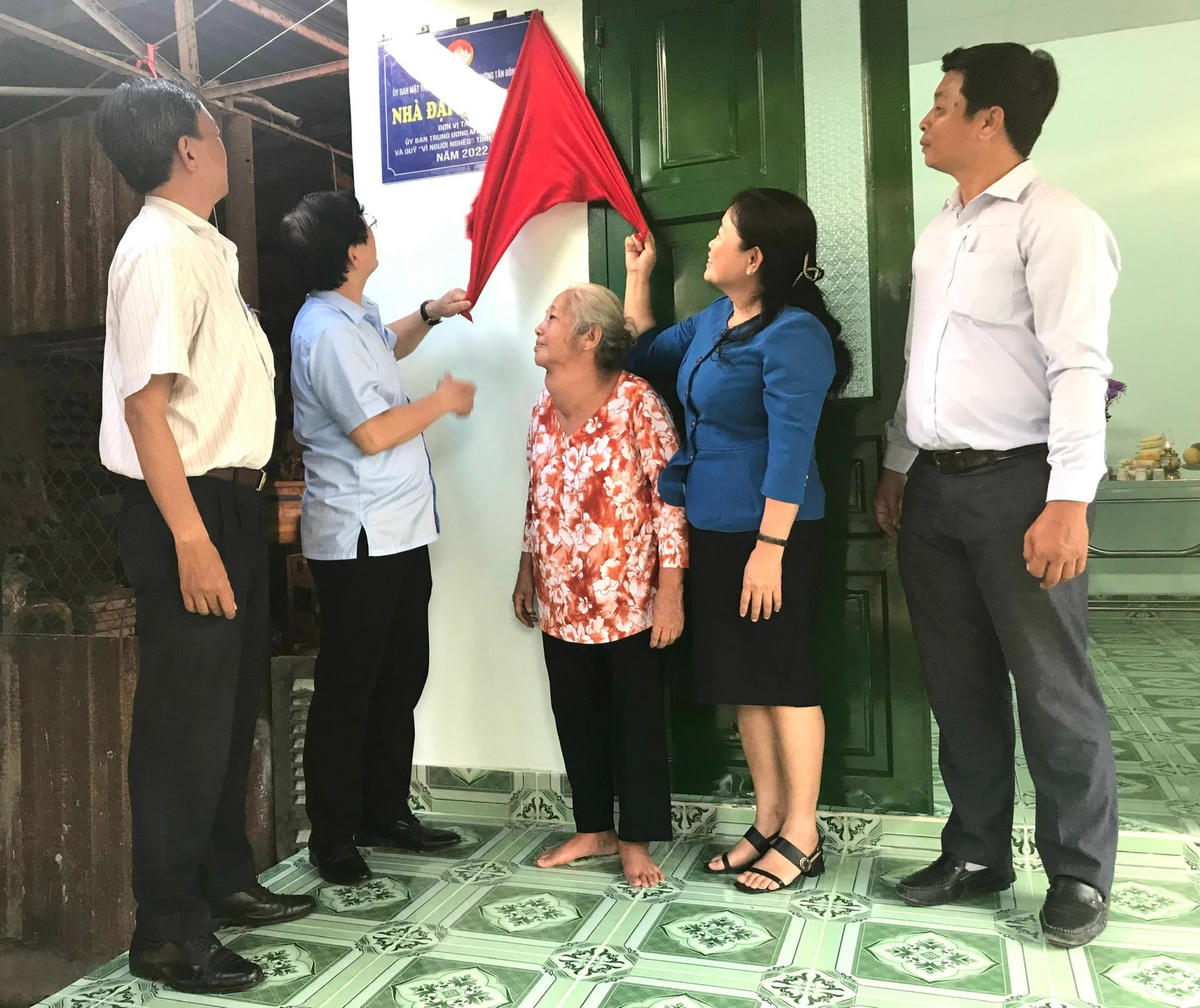 Phó Chủ tịch Nguyễn Hữu Dũng trao nhà tới các hộ gia đình.