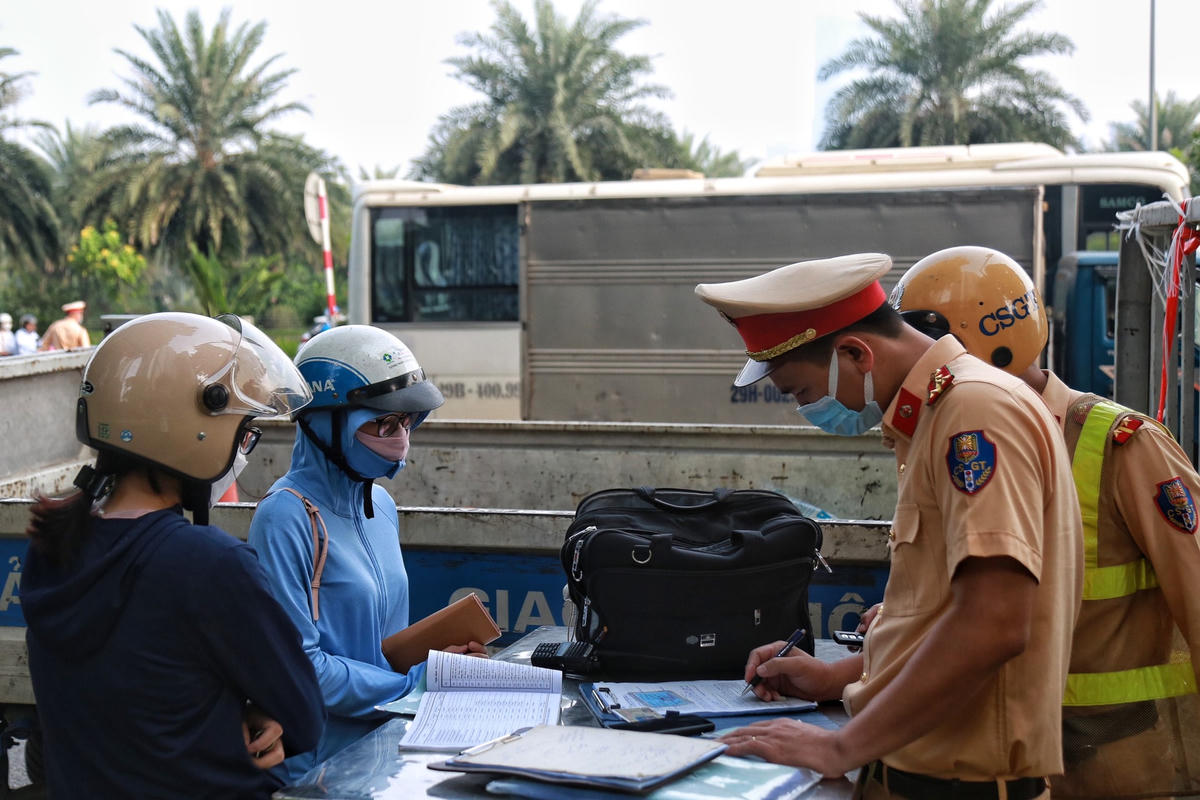 Chị N.T.T., trú tại xã An Khánh, huyện Hoài Đức cho biết: “Do hầm chui Trung Hòa ùn tắc kéo dài, phương tiện chen chân nhau nhích từng chút một, nếu không quay lại thì tôi đến công ty muộn mất”.