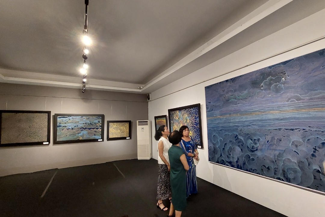 Khách thăm quan triển lãm sau lễ khai mạc. (Ảnh: Thanh Tình).