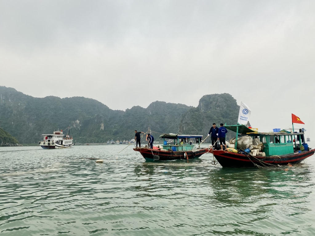 Ban Quản lý Vịnh Hạ Long huy động trên 20 tàu, xuồng, đò và gần 100 người tổ chức ra quân tại tất cả các luồng, tuyến tham quan trên Vịnh Hạ Long để thu gom, vận chuyển phao xốp, rác trôi nổi trên mặt Vịnh Hạ Long về bờ.