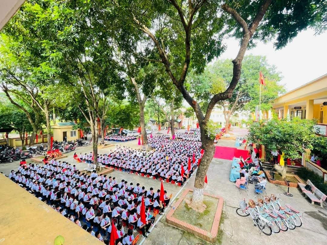 Trường Tiểu học Đinh Tiên Hoàn (TP Ninh Bình) rộn rã ngày khai giảng