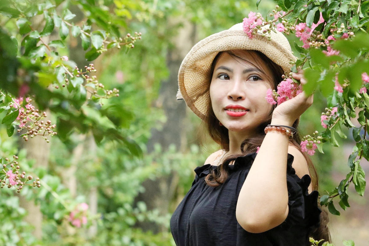 Chị Nguyễn Thị Tú Uyên trú tại Chương Mỹ, Hà Nội chia sẻ, là một người yêu hoa, sau khi nhìn thấy những tấm ảnh đẹp của mọi người chụp chung với con đường hoa tường vi trên mạng xã hội, chị đã rủ thêm bạn bè, người thân đến để chụp ảnh lưu lại những khoảnh khắc đẹp.