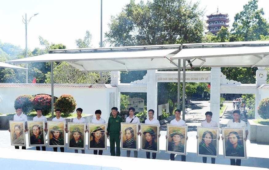 Ban Quản lý khu di tích Ngã ba Đồng Lộc tiếp nhận hình ảnh 10 nữ Thanh niên xung phong.