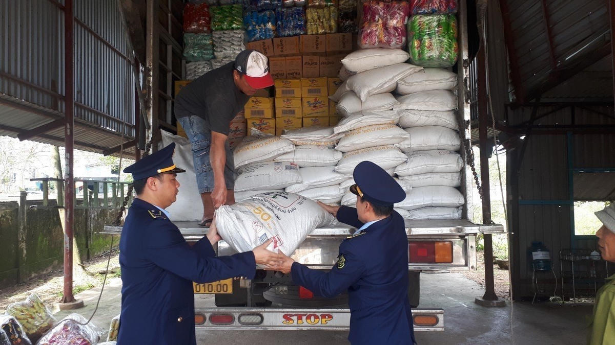 Cán bộ quản lý thị trường kiểm tra hàng hóa. Ảnh:Tổng cục QLTT.